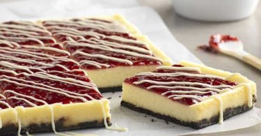 Barres de gâteau au fromage au chocolat blanc et à la framboise