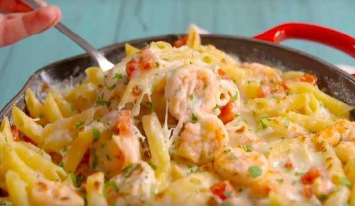 Casserole de crevettes à l’ail et à la sauce Alfredo