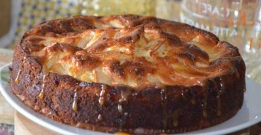 Gâteau au yaourt pommes et caramel beurre salé