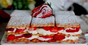 Gâteau de biscuits aux fraises et au mascarpone sans cuisson