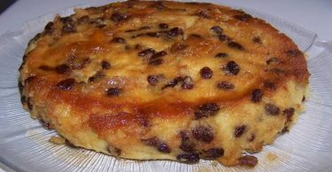 Gâteau de semoule aux raisins et caramel