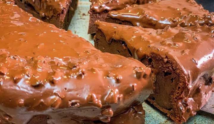 Gâteau moelleux et fondant au chocolat, mascarpone, avec un glaçage façon rocher praliné