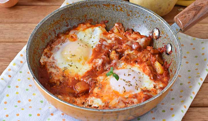 Œufs à la paysanne aux pommes de terre et tomates