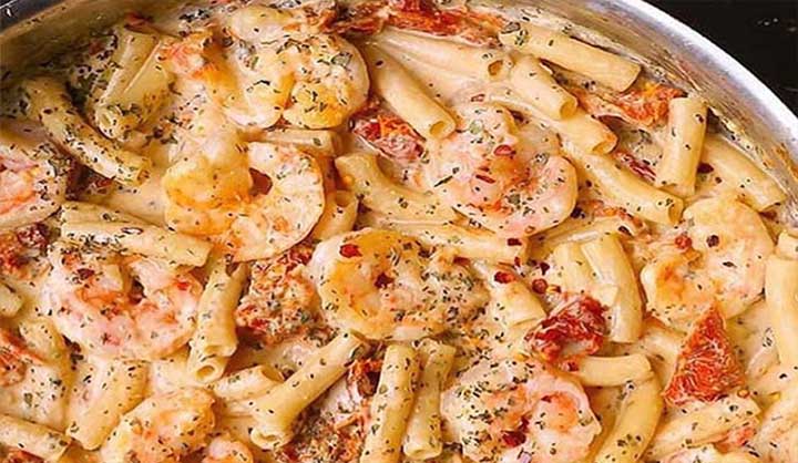 Pâtes aux crevettes avec sauce crémeuse à la mozzarella