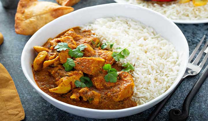 Riz blanc à la sauce au poulet et curry