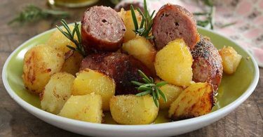 Saucisses et pommes de terre gratinées