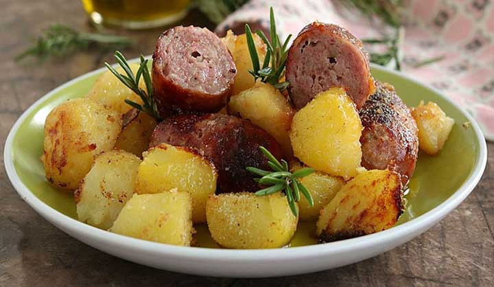 Saucisses et pommes de terre gratinées