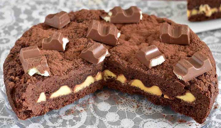 Tarte garnie de barres de chocolat Kinder