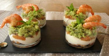 VERRINES SAUMON, CREVETTES, AVOCAT ET FROMAGE FRAIS