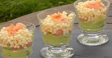 Verrines saumon avocat et petite perle de pâte pour noël